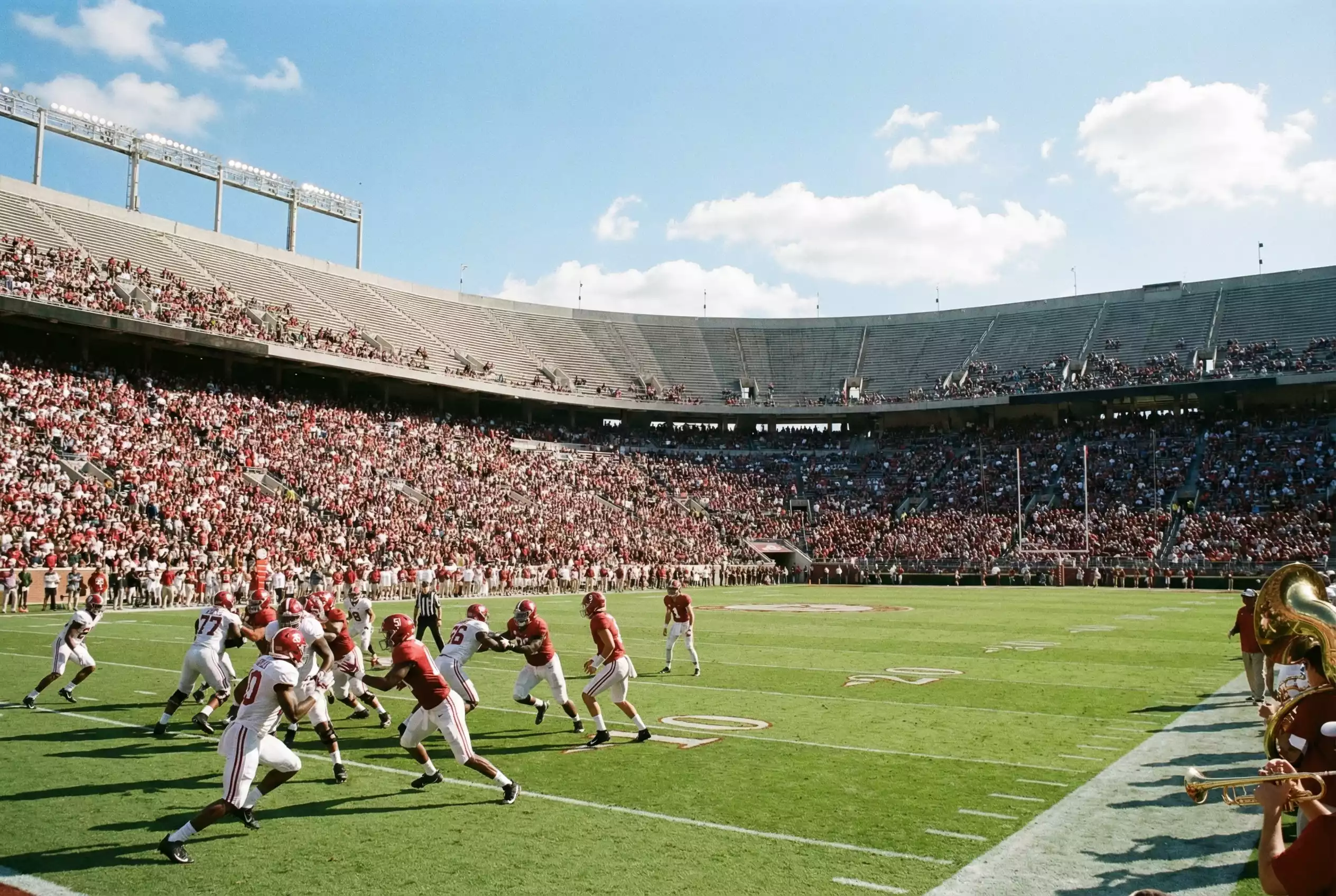 College Football Spieler auf dem Rasen eines großen Universitätsstadions in den USA