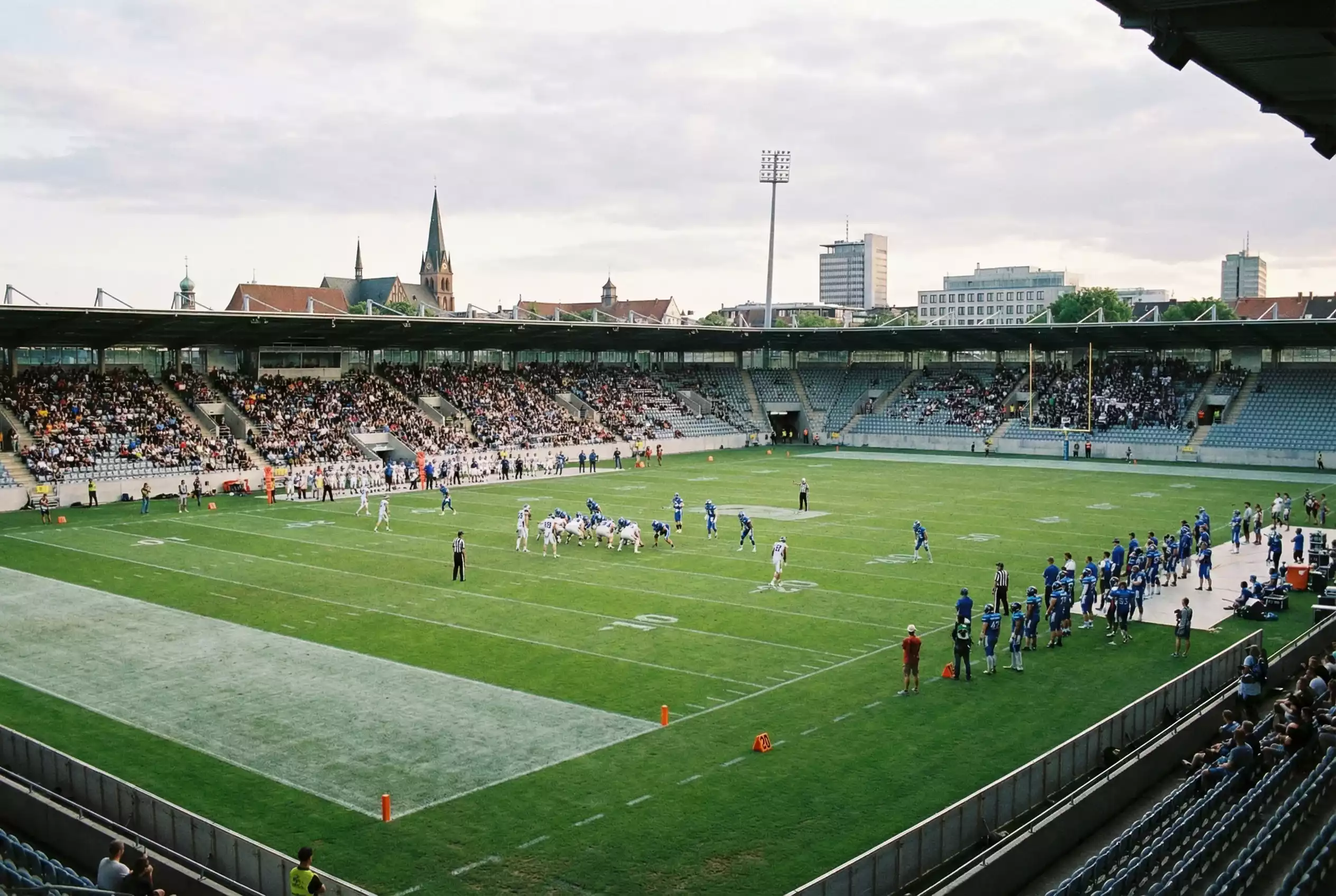 American Football Spieler auf einem europäischen Stadionfeld bei einem ELF-Spiel