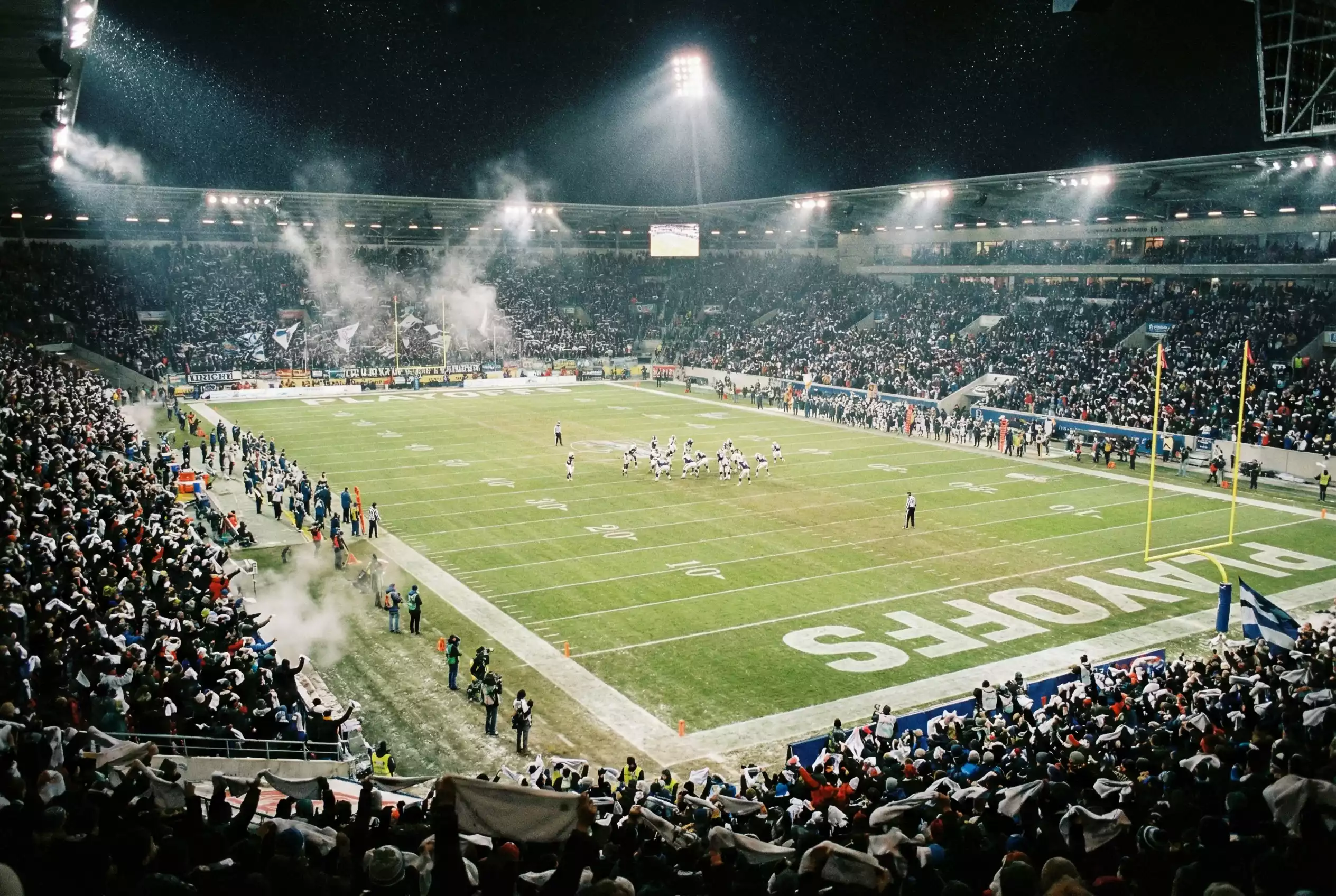 Begeisterte Heimfans in einem vollen NFL-Stadion unterstützen ihr Team