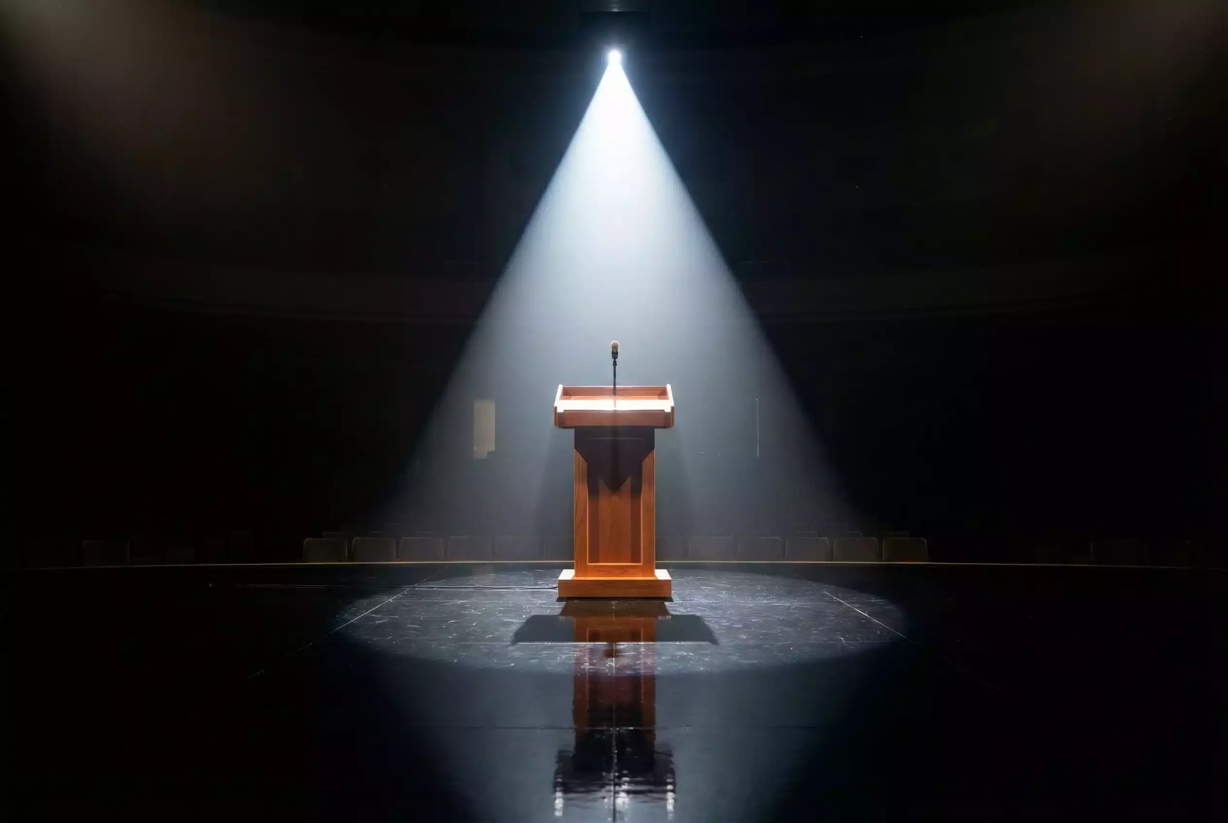 Leere Bühne mit Rednerpult und Scheinwerferlicht vor dem NFL Draft Event