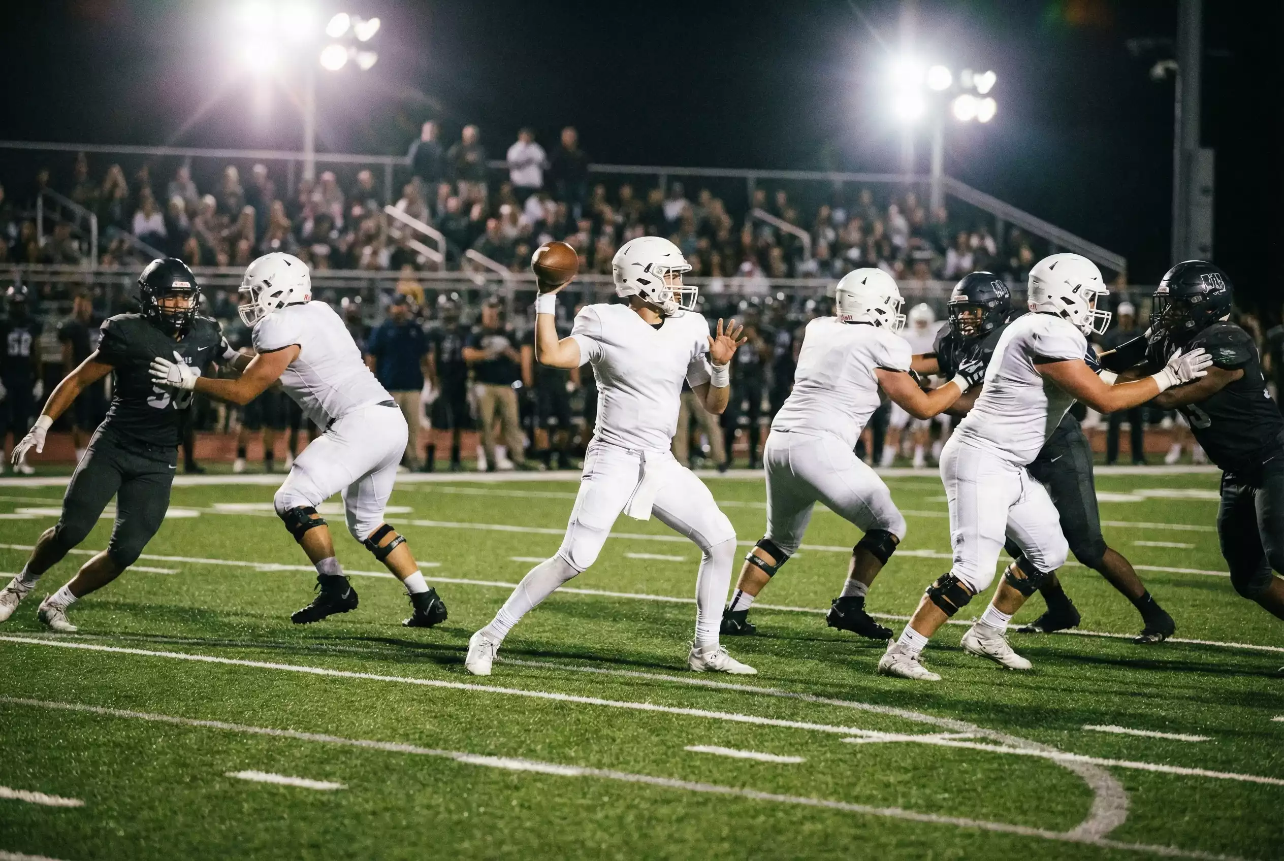 NFL Quarterback beim Wurf – Live Wetten auf American Football