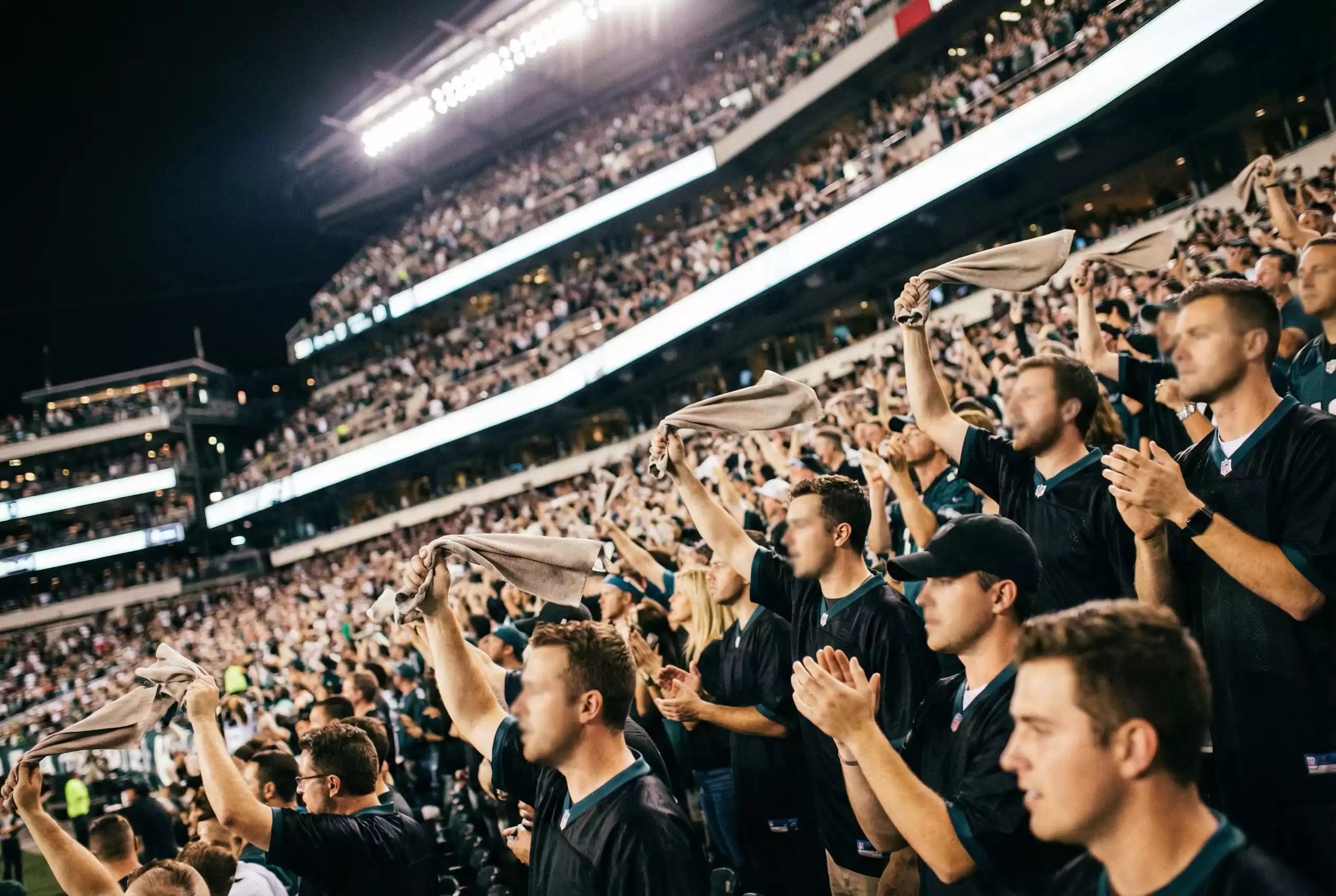 Volles NFL-Stadion bei einem Playoff-Spiel mit aufgeregten Fans und Flutlicht