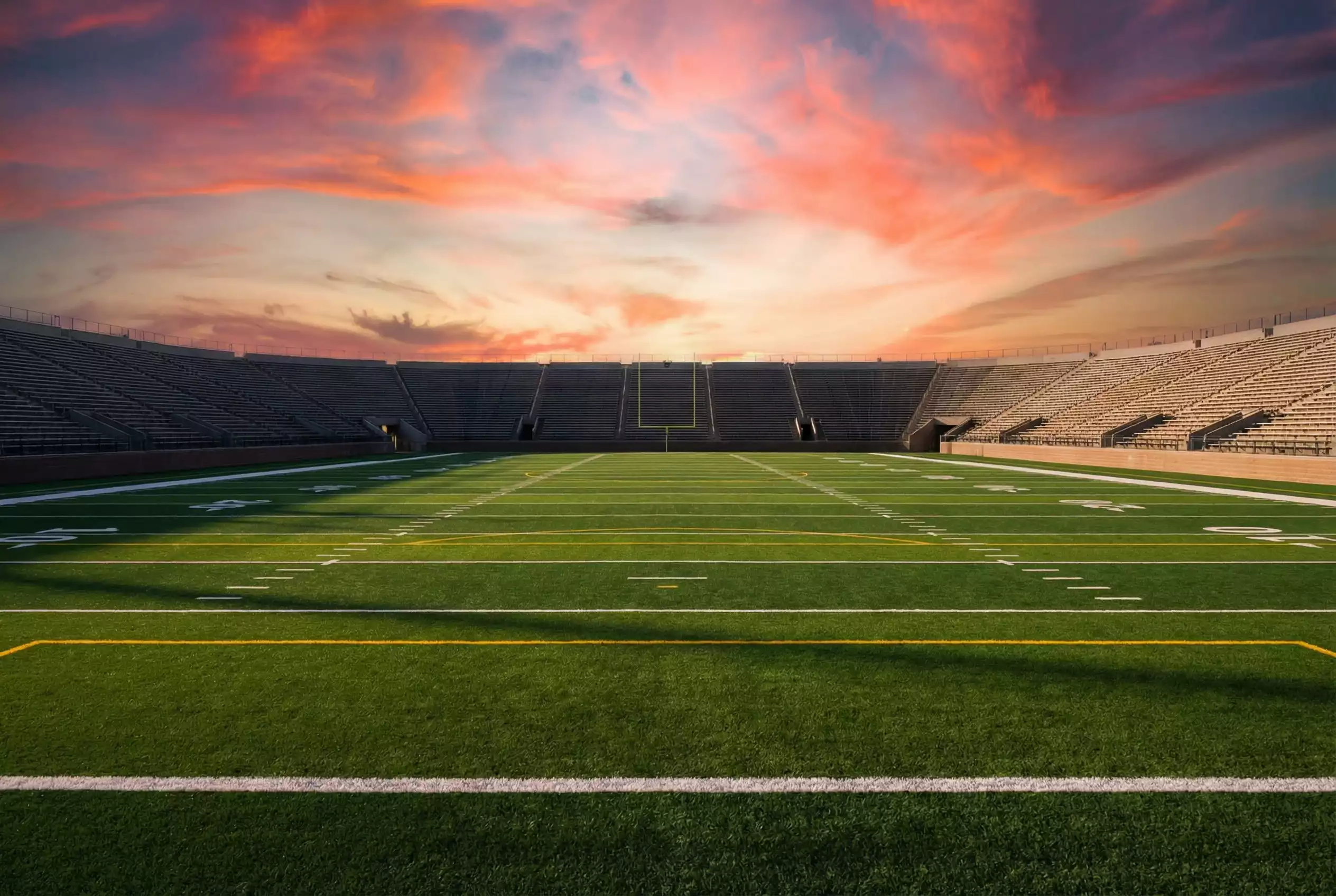 Leeres American Football Stadion bei Sonnenuntergang vor dem Saisonstart der NFL