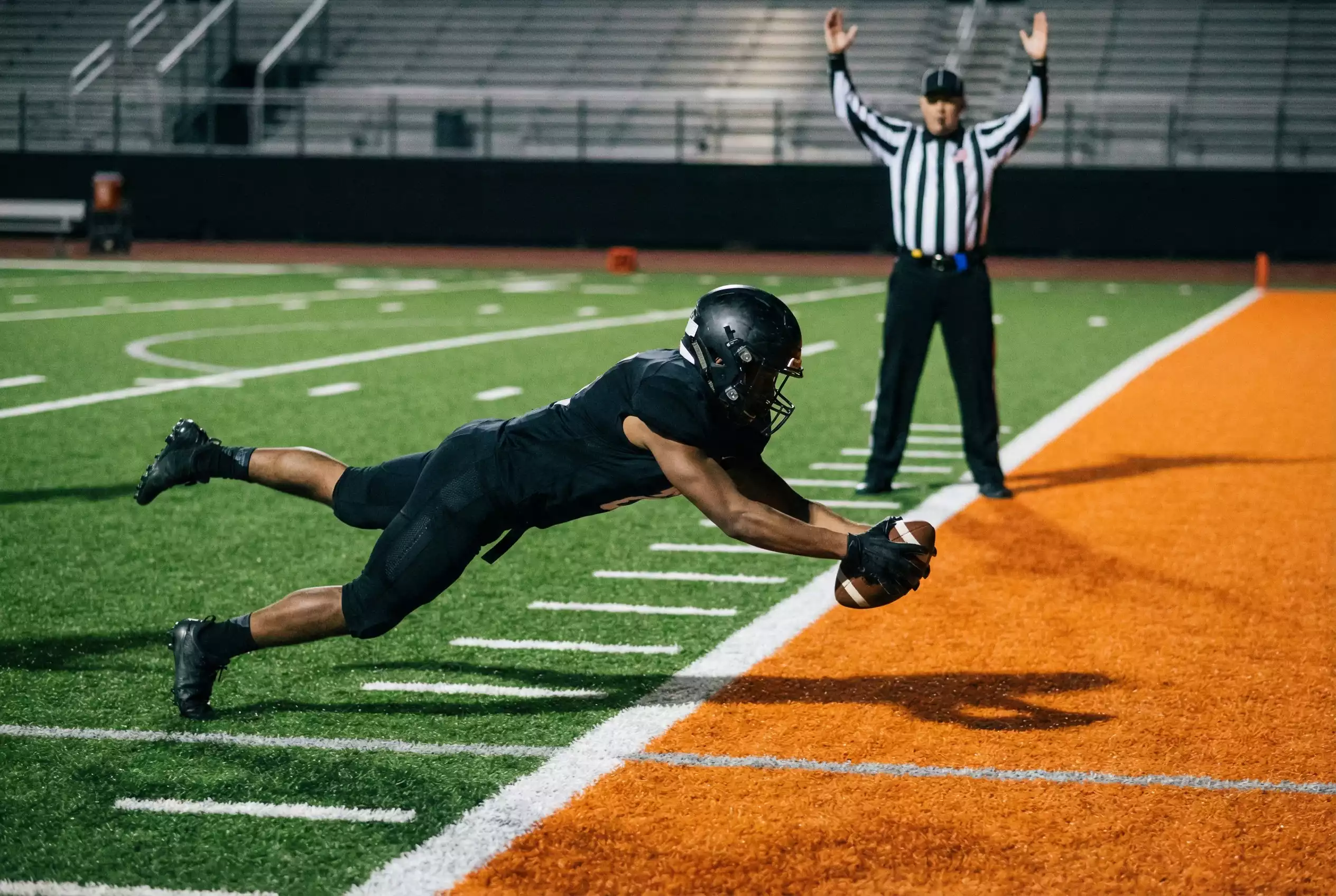 American Football Spieler überquert die Endzone für einen Touchdown im NFL-Stadion