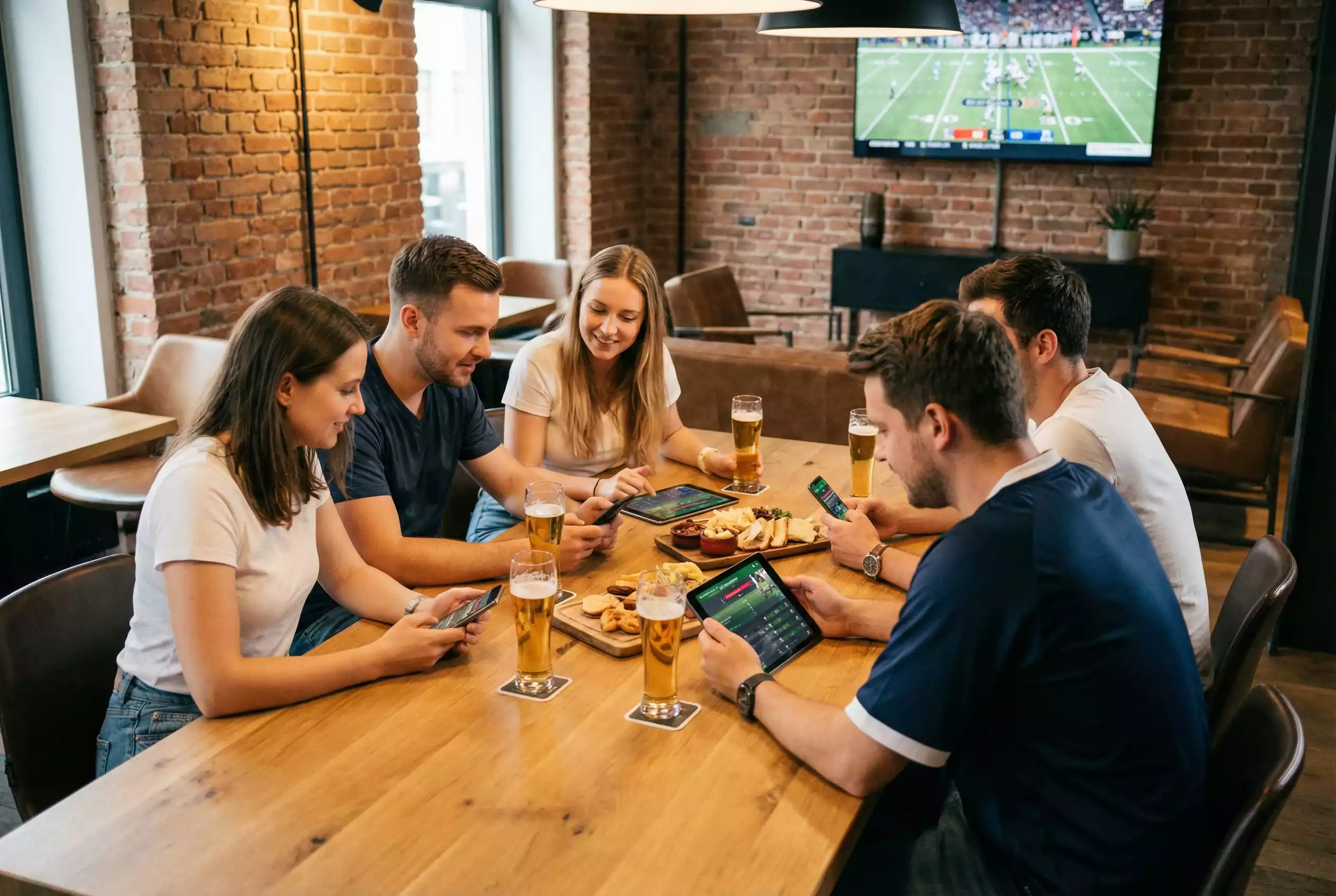 NFL Fans in Deutschland beim Public Viewing eines Football-Spiels