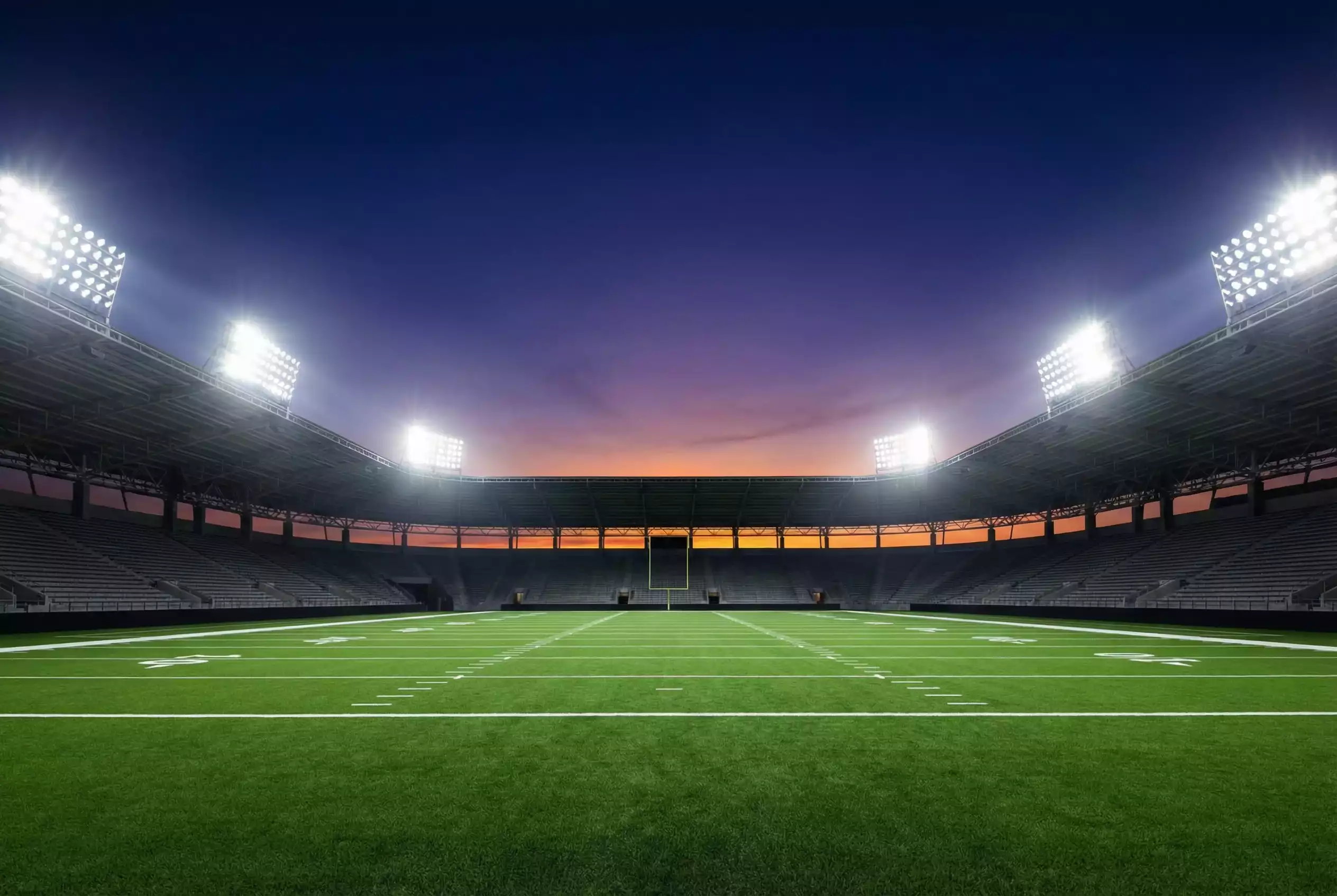 NFL-Spielfeld unter Flutlicht bei einem Donnerstagabendspiel mit Abendhimmel